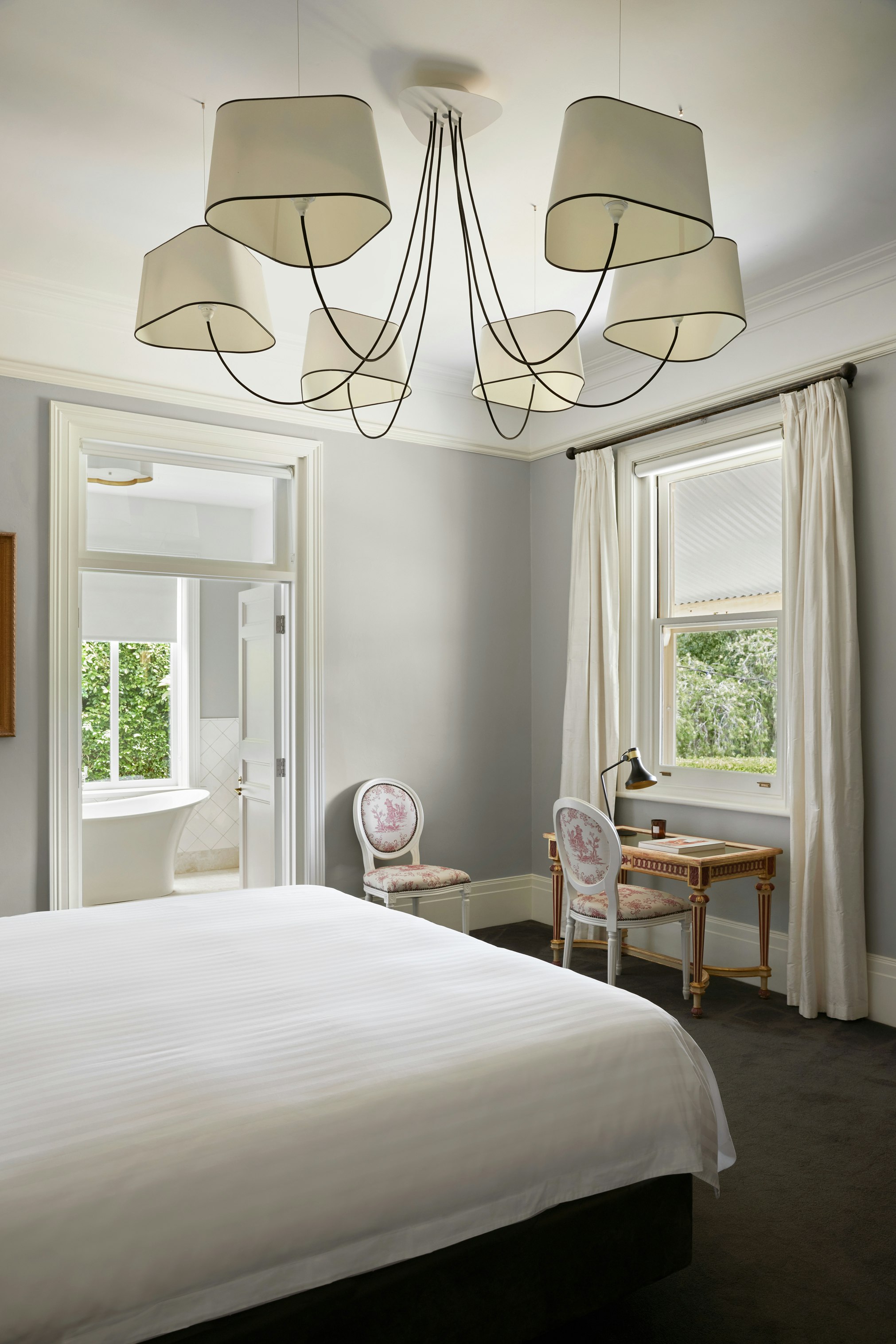 Deluxe King Room - Bedroom