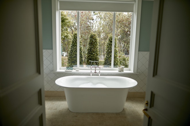 Deluxe King Room Bathroom