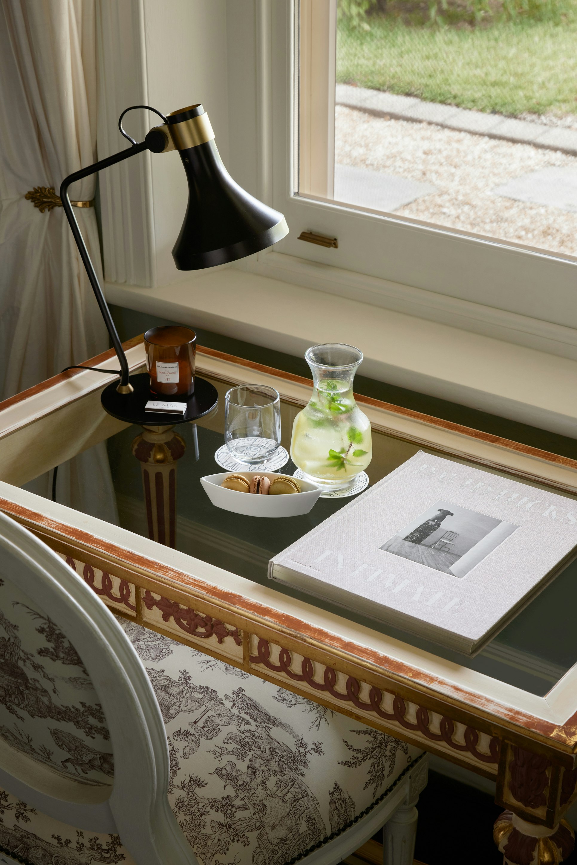 Deluxe King Room - Bedroom