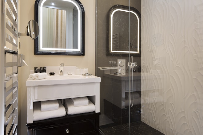 Junior Suite - Bathroom