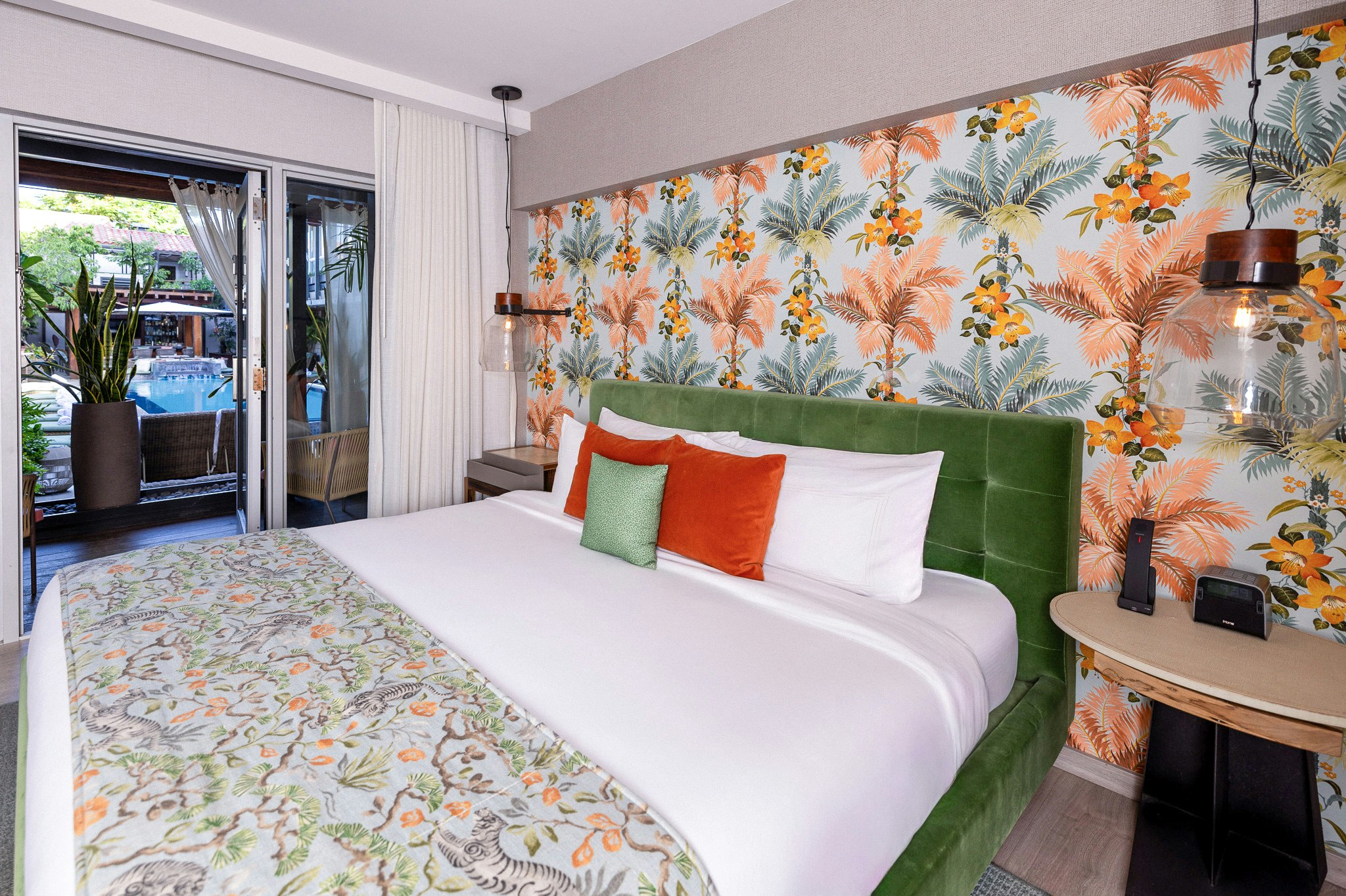 Pool King Room - Bedroom