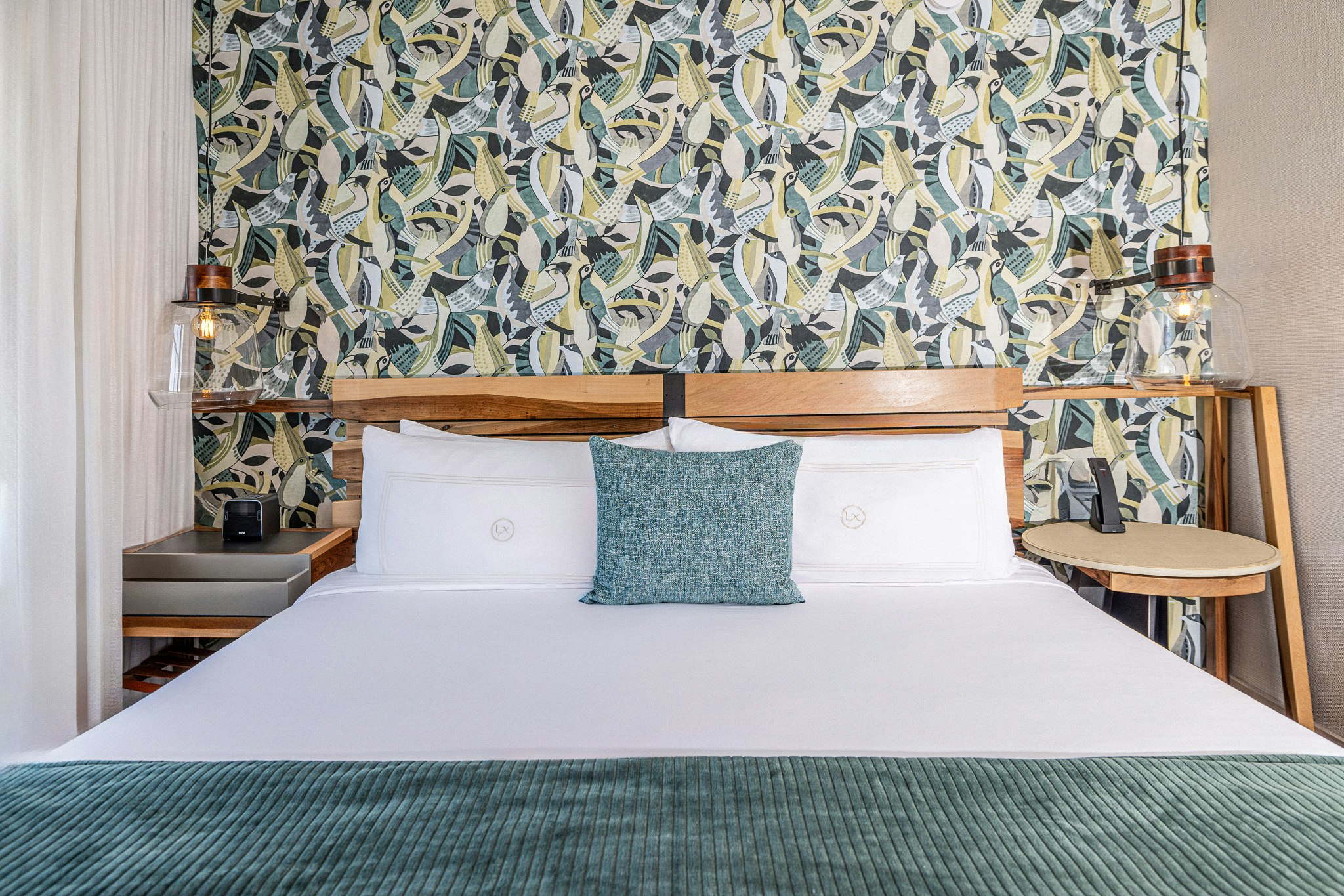 Deluxe King Room - Bedroom