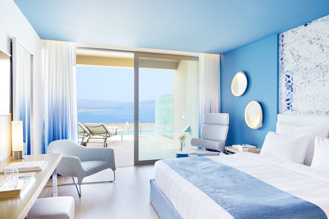 Double Room Sharing Pool - Bedroom