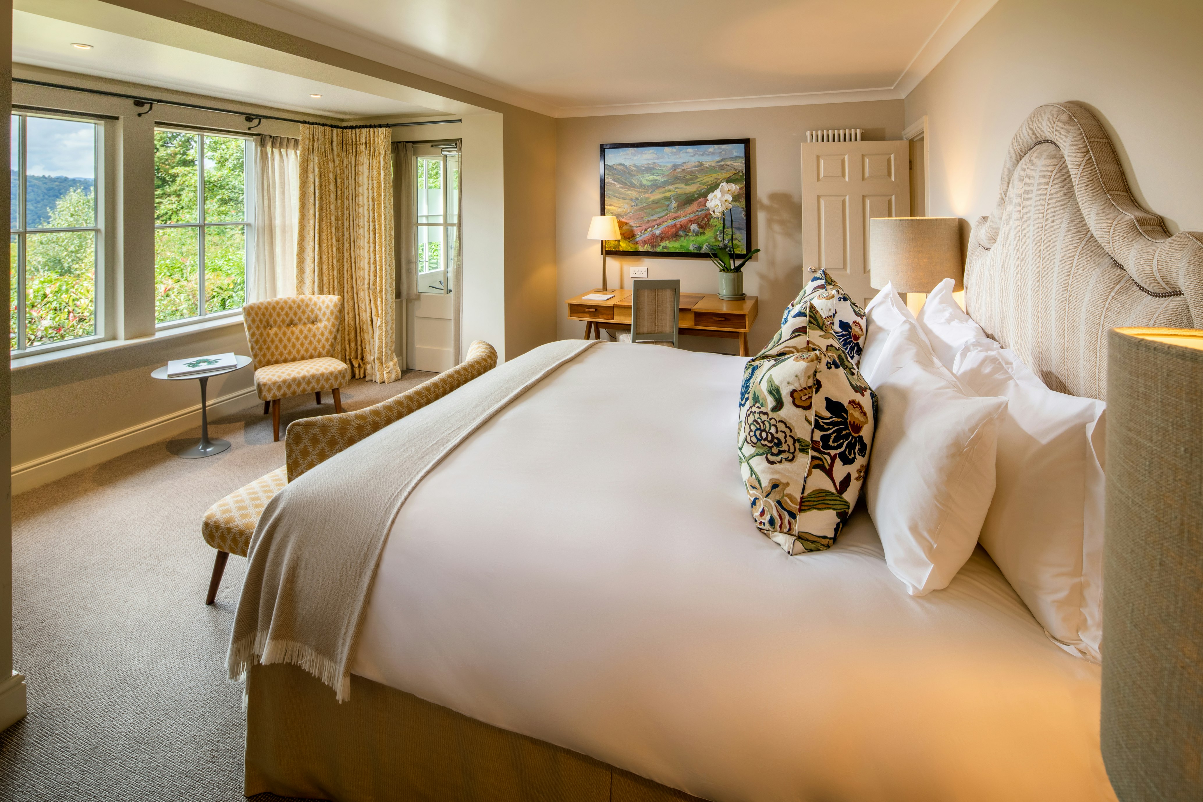 Hot Tub Suite with Lake View - Bedroom