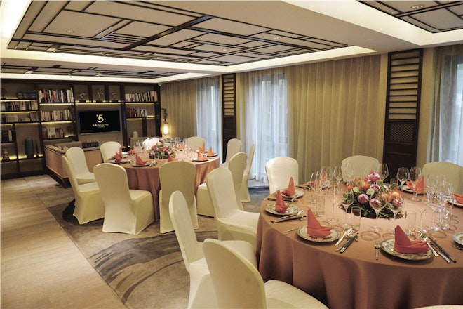 Lounge Round Table