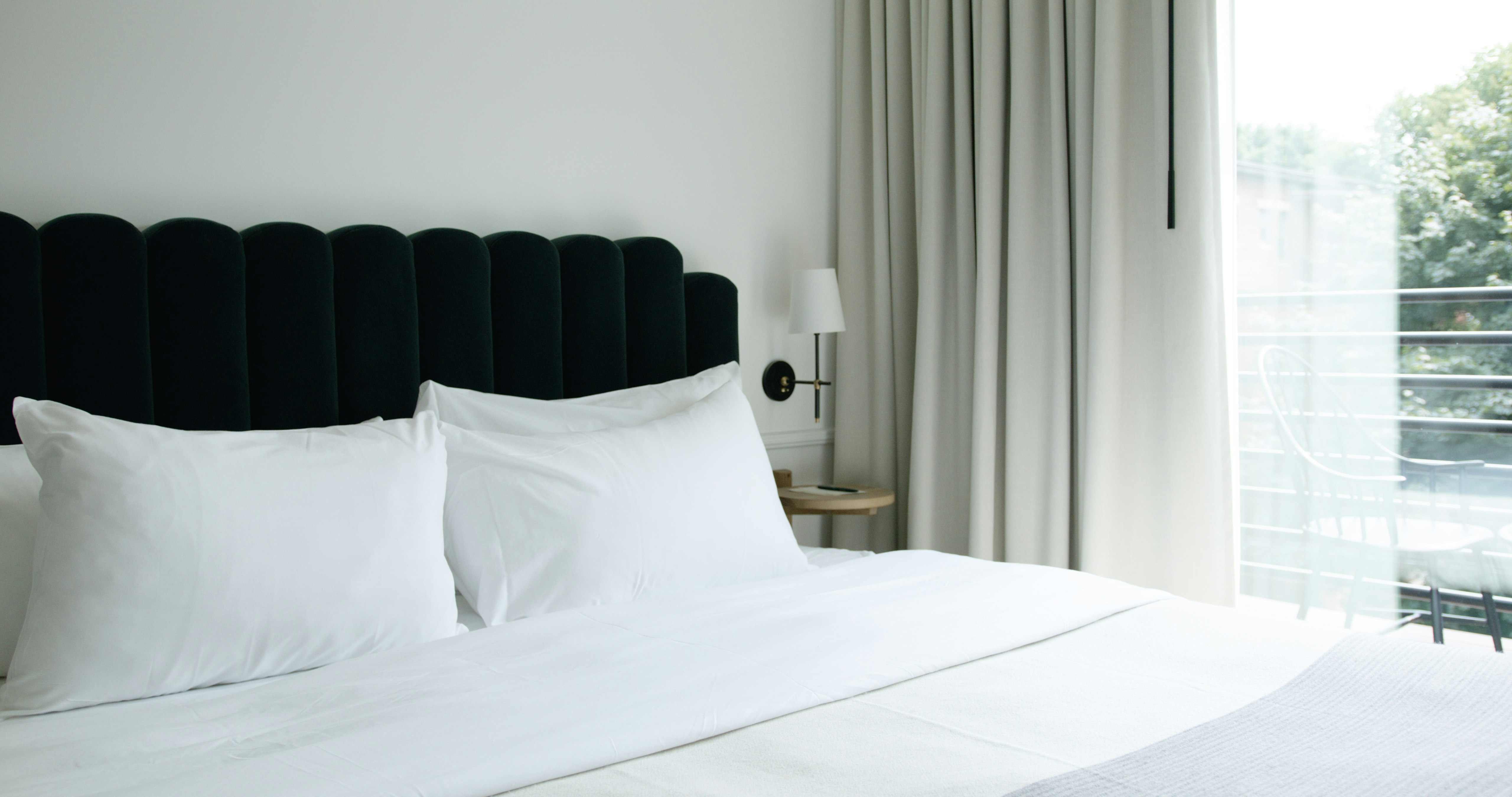 Balcony King - Bedroom