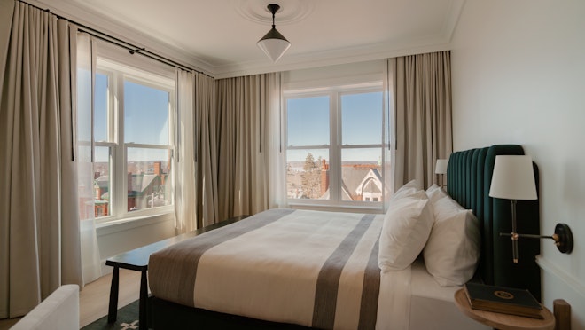 Corner King - Bedroom