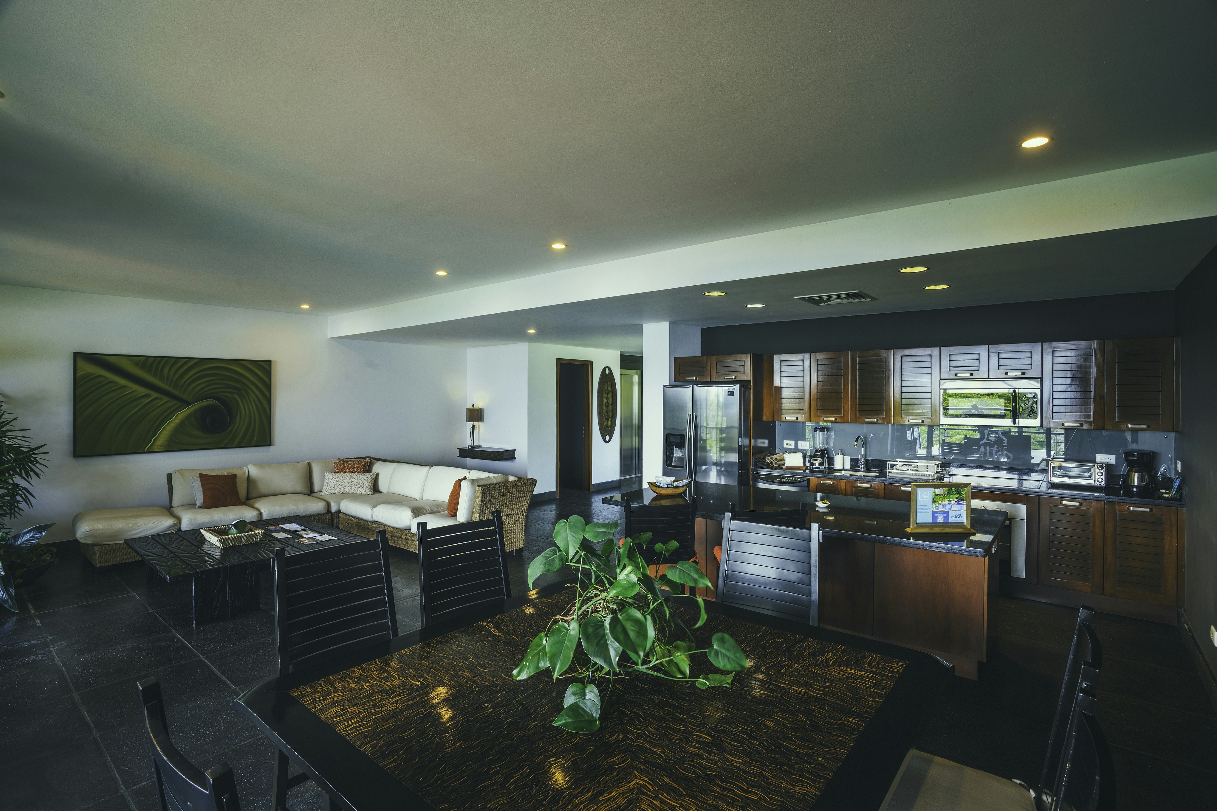 Garden Suite - Dining & Living Area