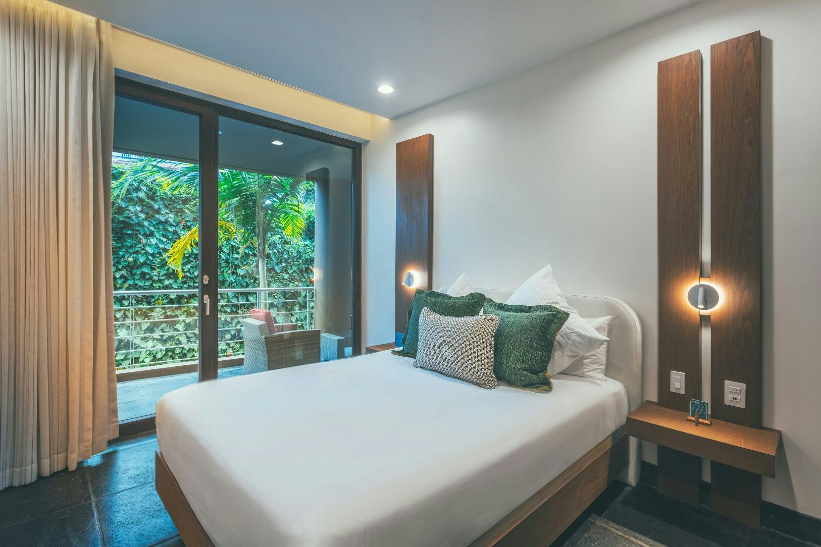 Treetop Ocean View Suite - Bedroom