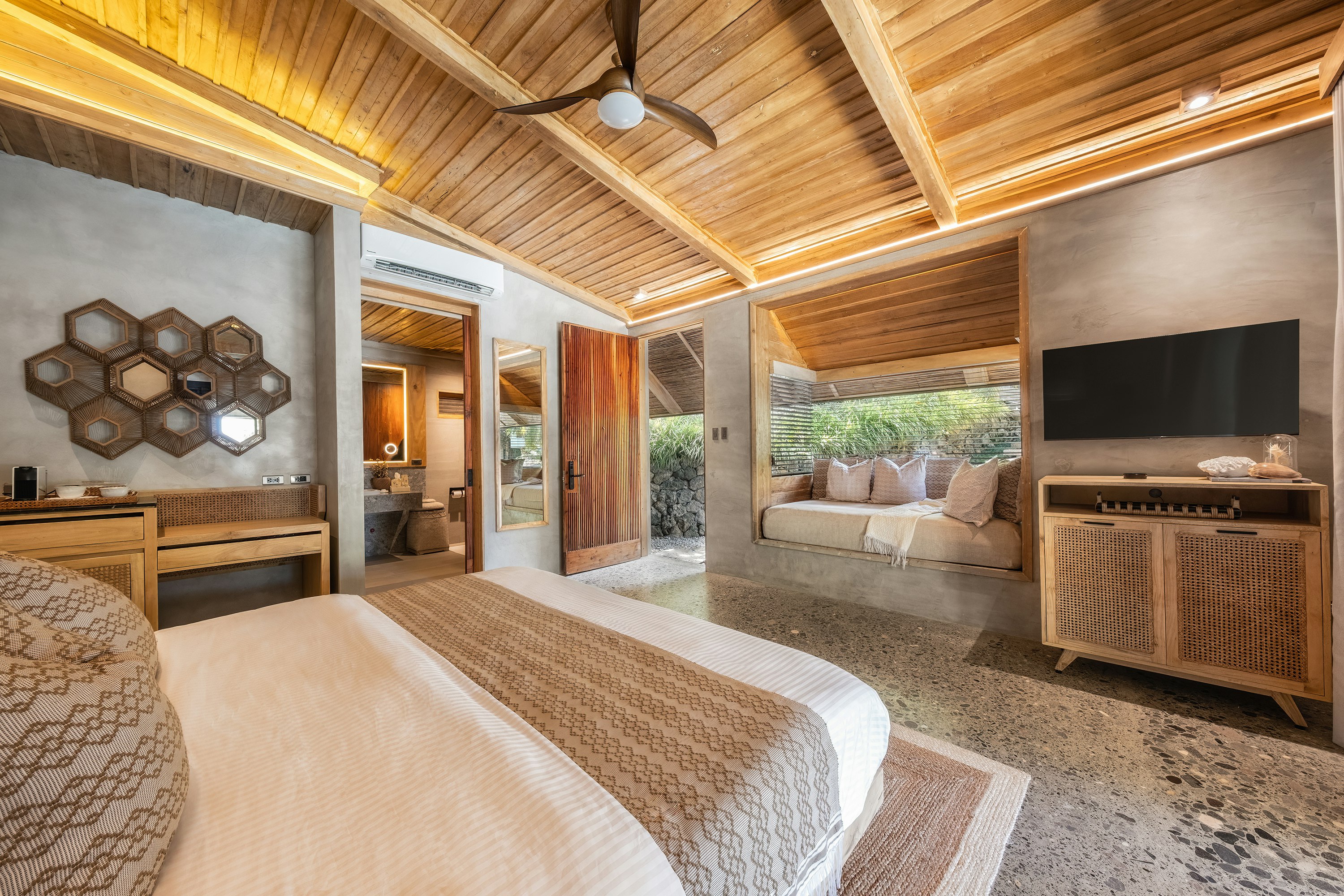 Poolside Suites King