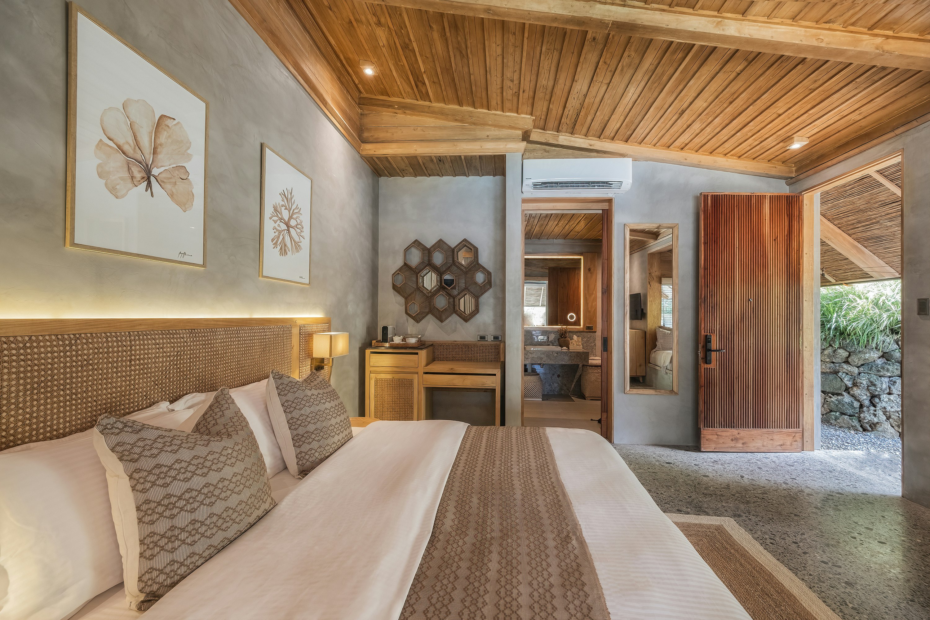 Poolside Suites King