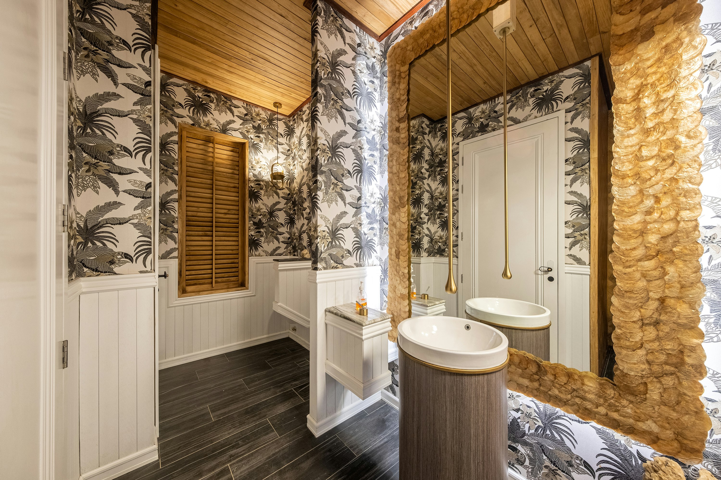 Aesthetic Male Comfort Room