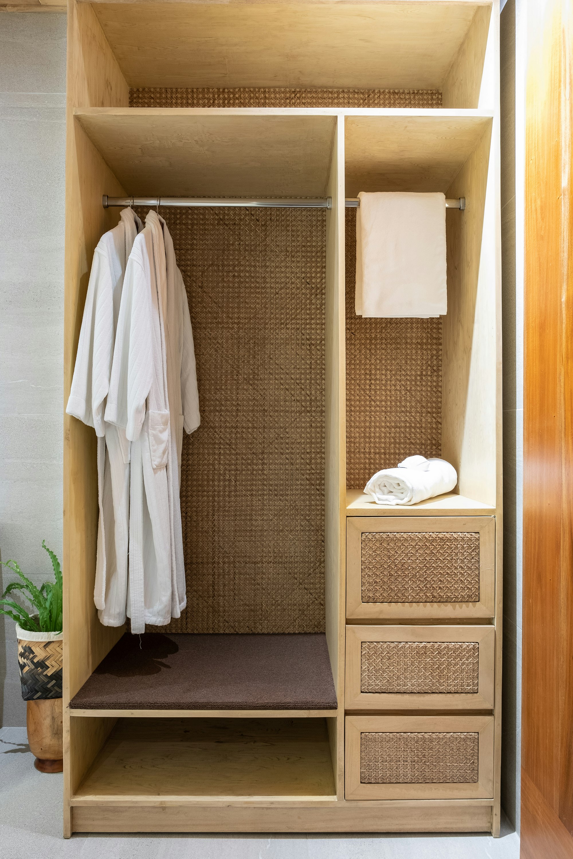 Manami Poolside Suites King