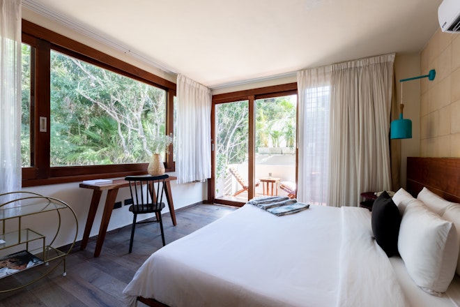 Petite Jungle View Room - Bedroom