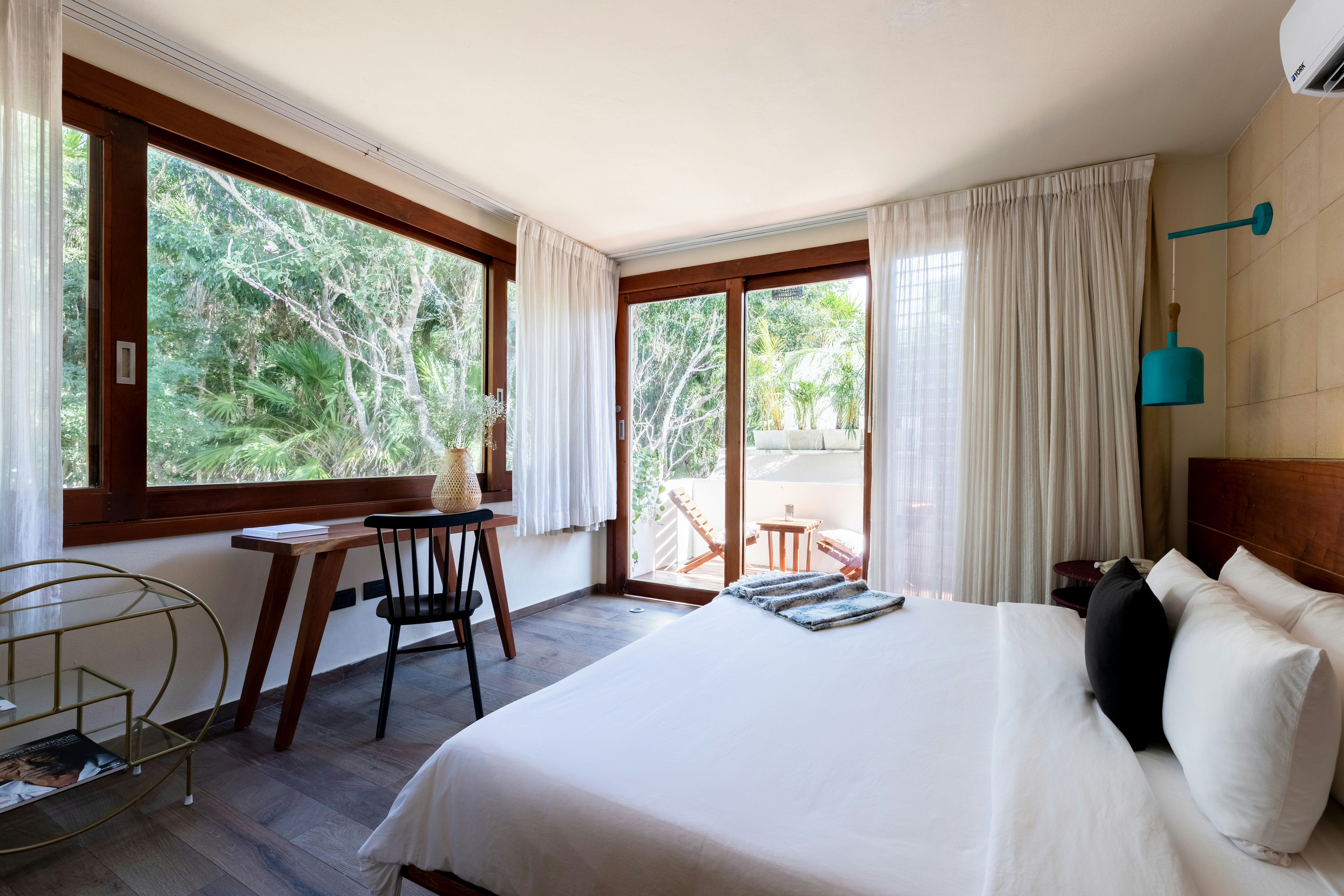 Petite Jungle View Room - Bedroom