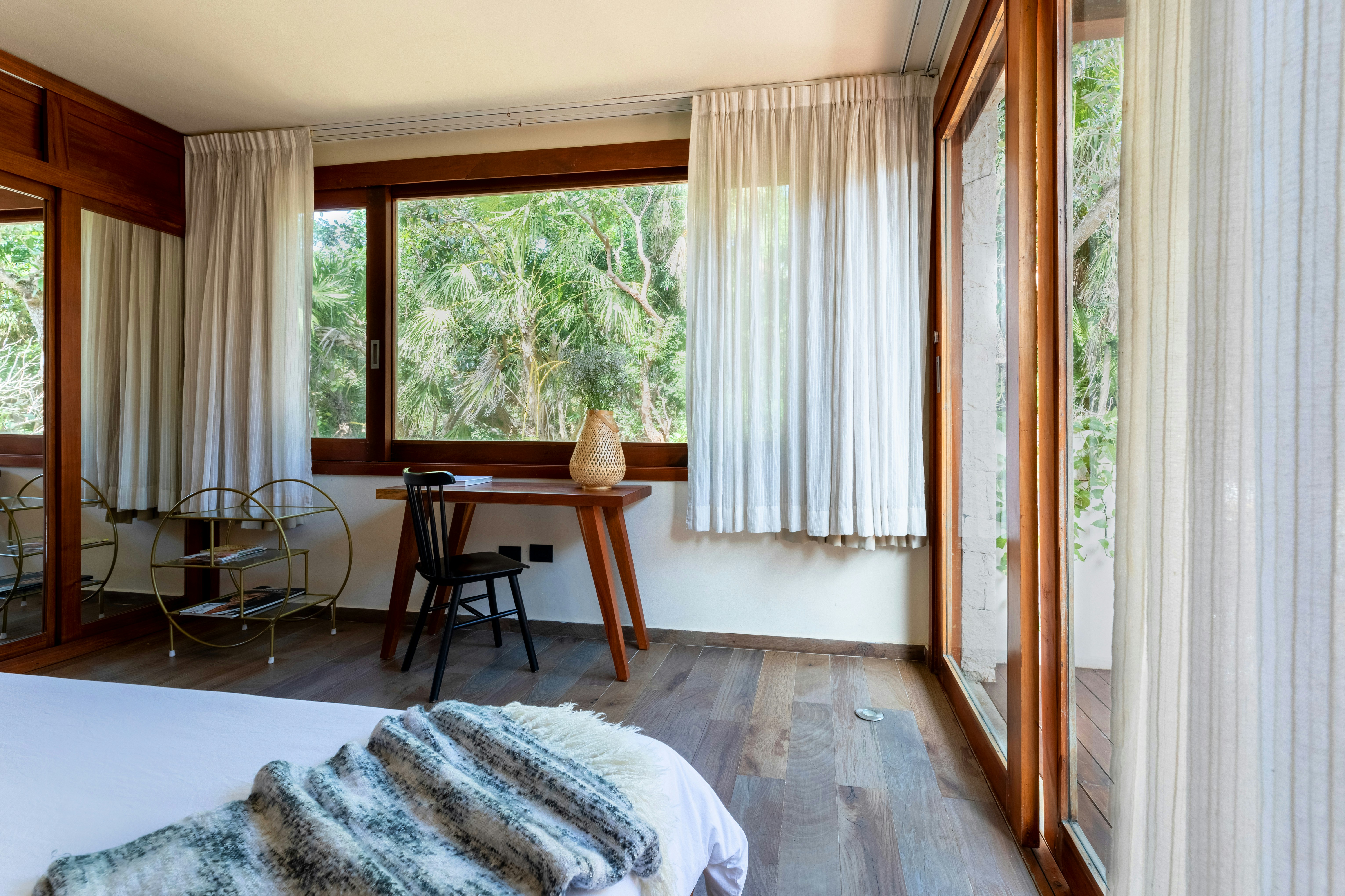 Petite Jungle View Room - Bedroom