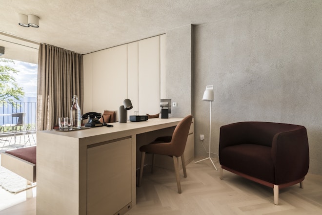 Superior Room 2nd Floor - Desk