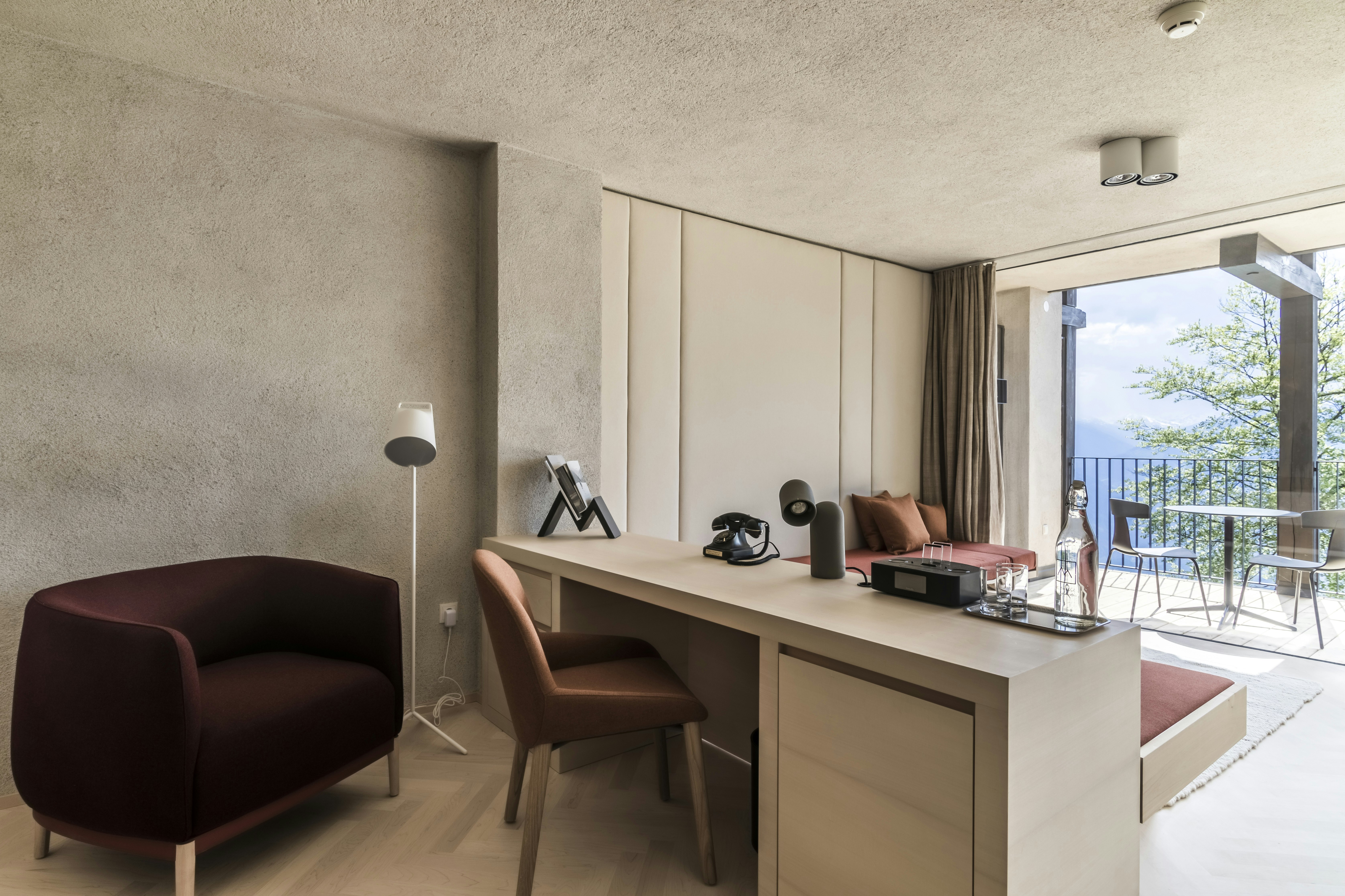 Superior Room 3rd Floor - Desk