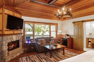 Lakeside Suite 7