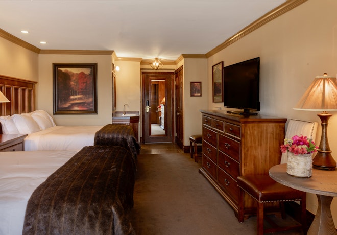 Queen Oak Knoll Room