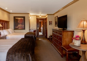 Queen Oak Knoll Room