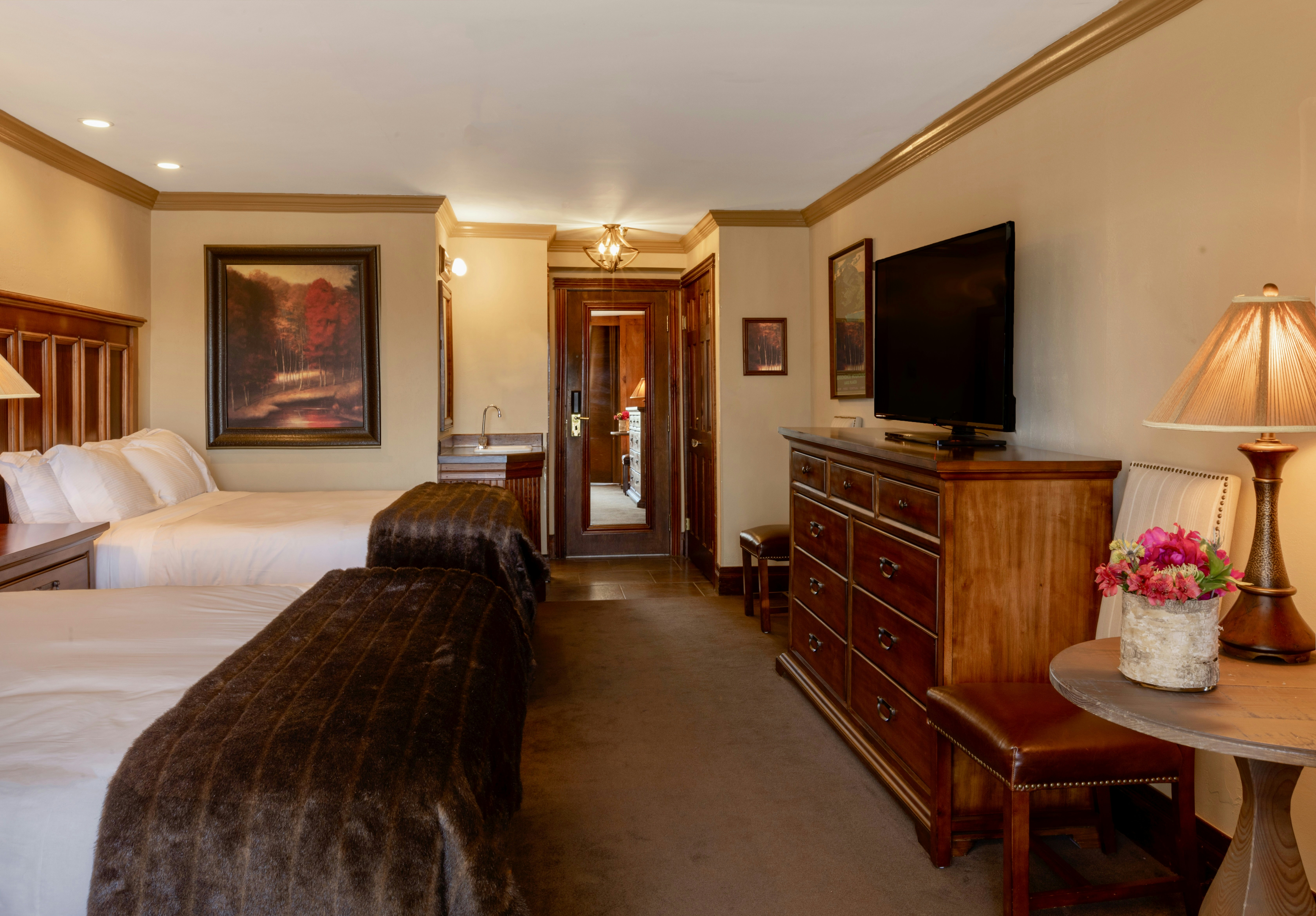 Queen Oak Knoll Room