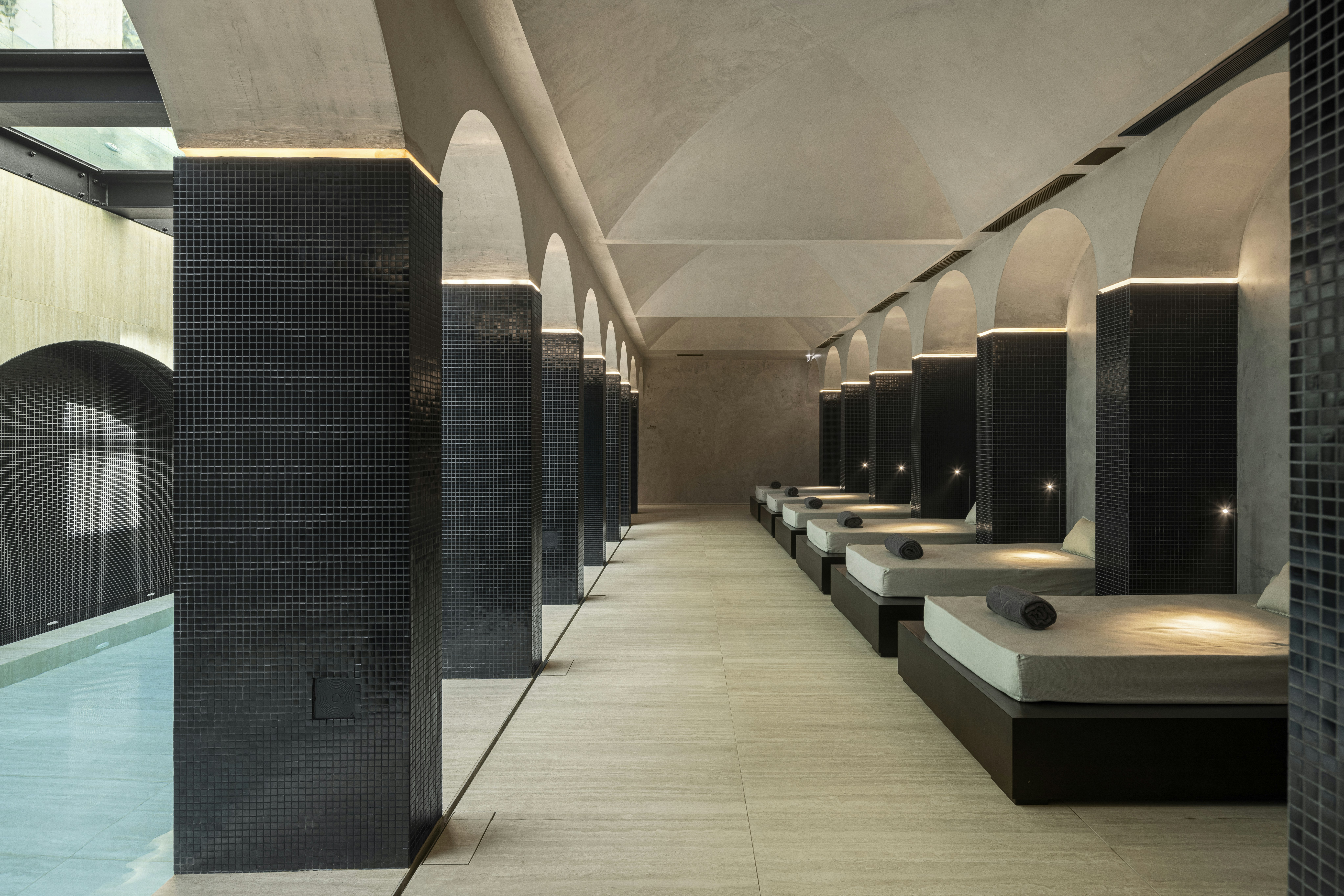 Indoor Pool - Lounge