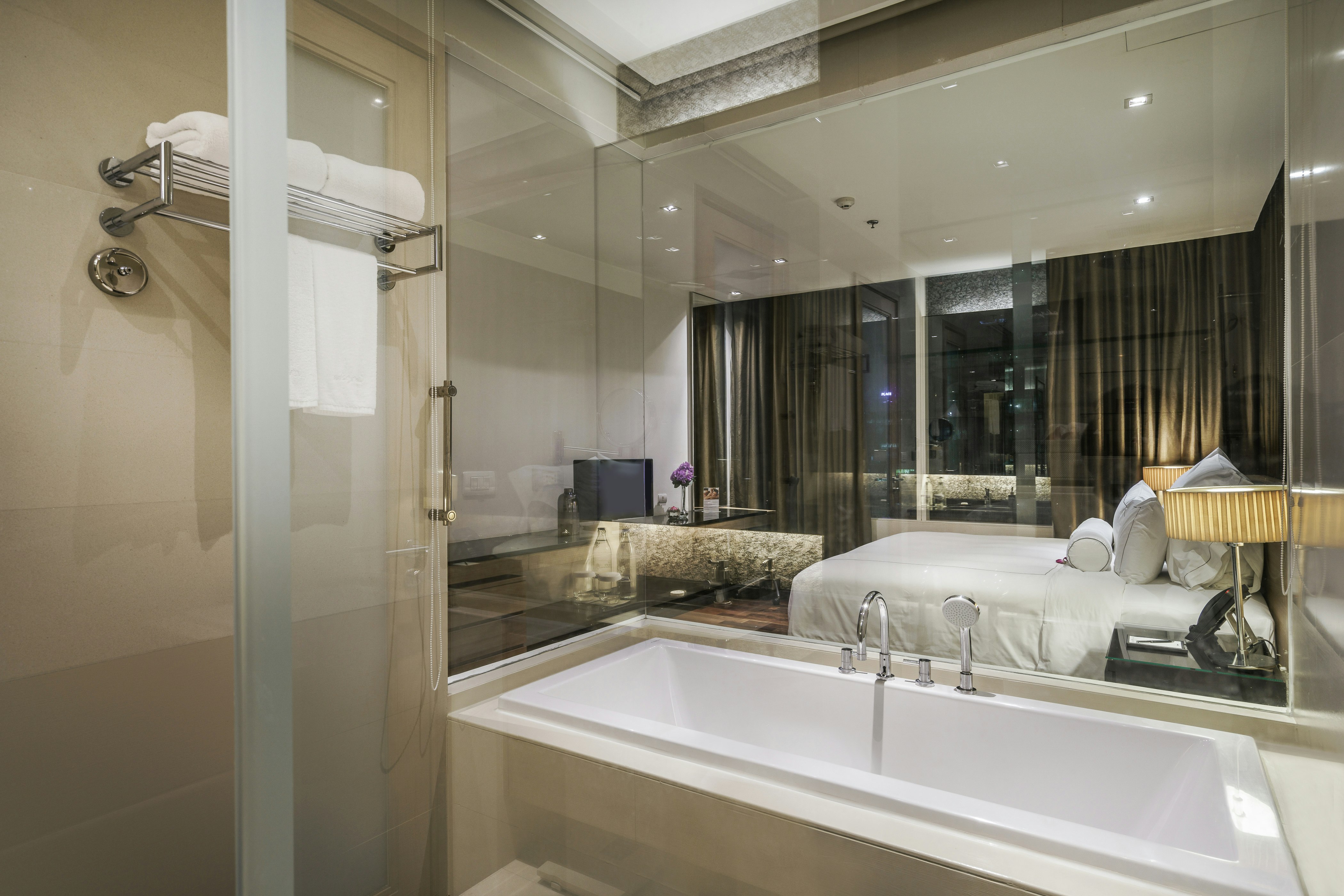 Three Bedroom Suite with Terrace - Bathtub