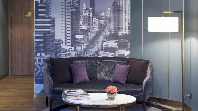 Deluxe King - Living Area