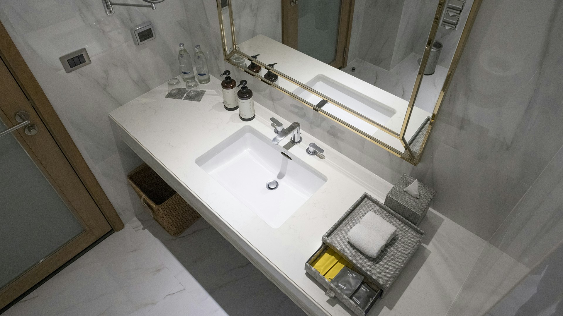 Deluxe King - Bathroom