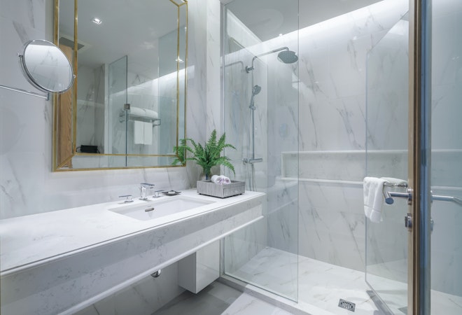 Deluxe King - Bathroom