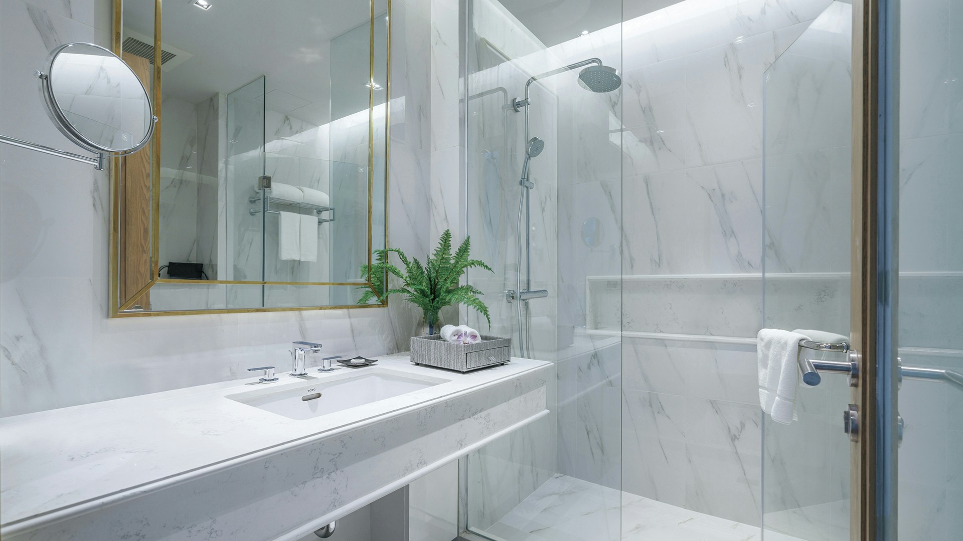 Deluxe King - Bathroom