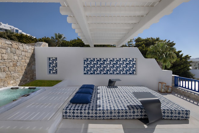 Grand 4-Bedroom Villa - Pool & Sunbed