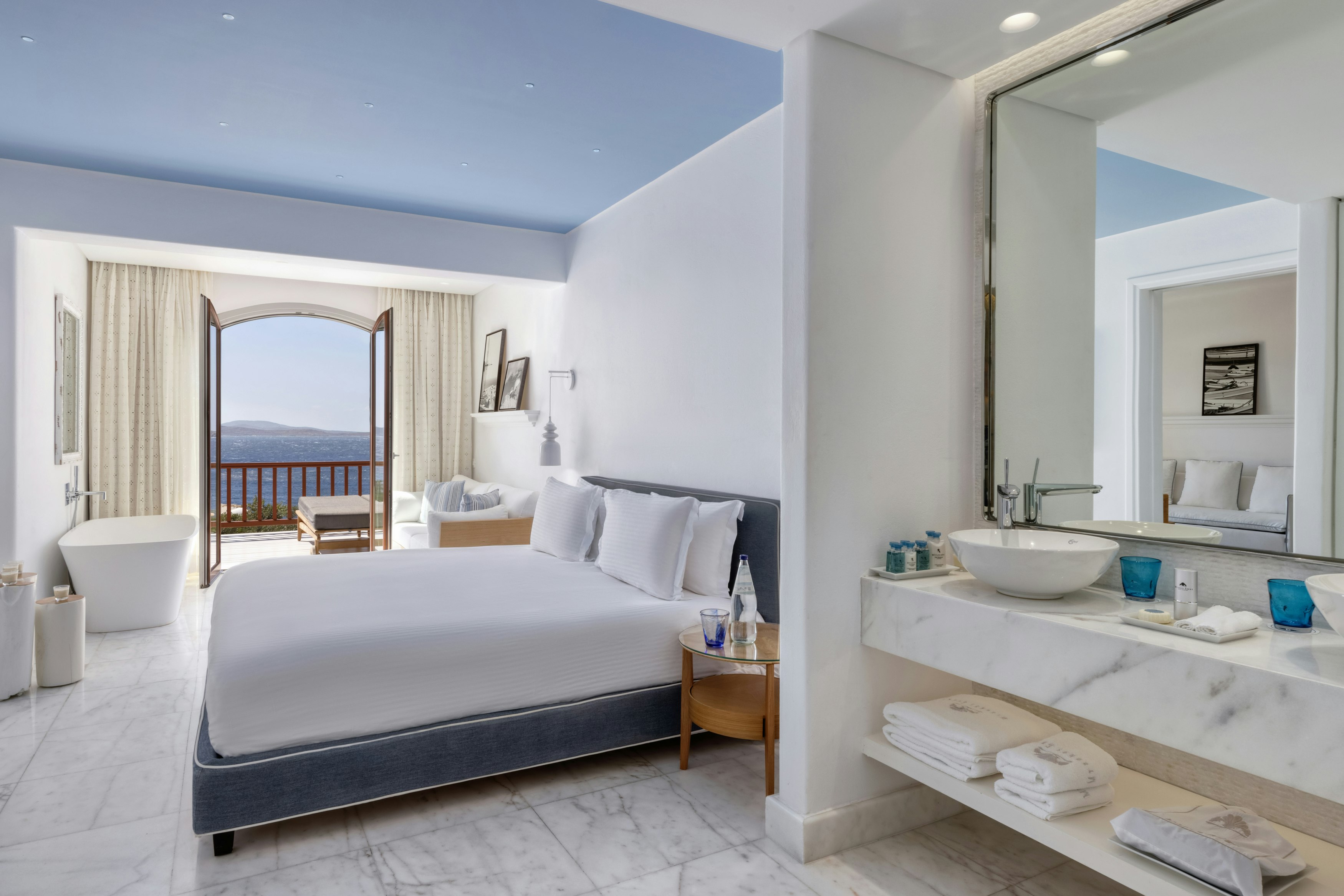 Premium Suite Sea View - Bedroom & Bathroom