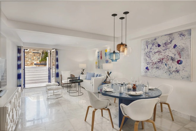Signature Suite Private Pool - Living & Dining Area