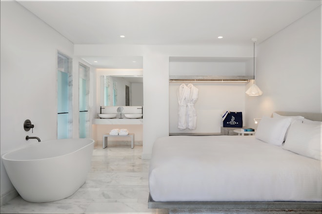 Laveer 1 Bedroom Pool Suite master bedroom