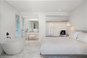 Laveer 1 Bedroom Pool Suite master bedroom