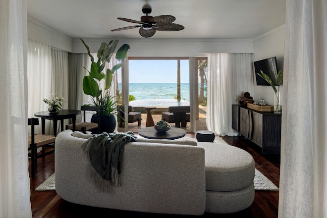 Beachfront Pool Suite - Living Area