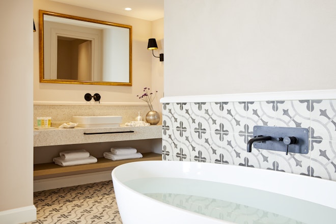 Deluxe Suite Whirlpool Bathroom