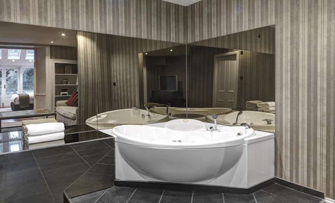 Jacuzzi Suite