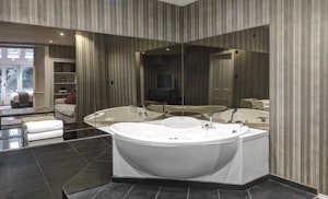Jacuzzi Suite