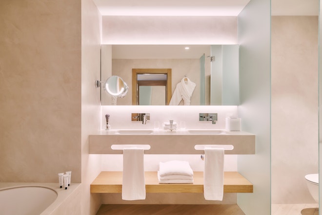 Deluxe Room Bathroom