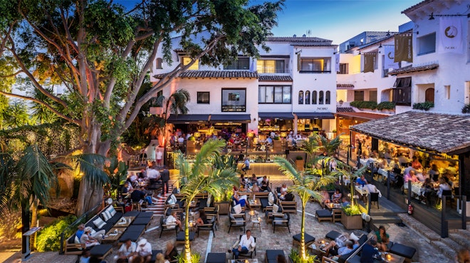 La Plaza by night