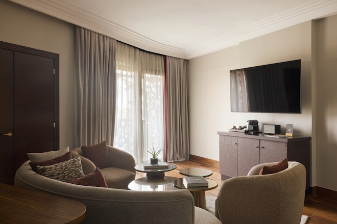 Deluxe Family Suite - Living Area