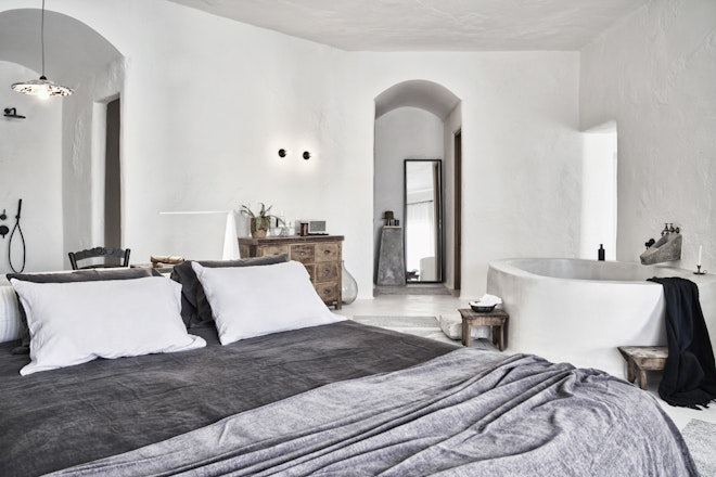 Cave Suite with Private Pool and Yard