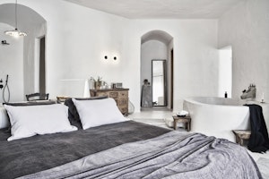Cave Suite with Private Pool and Yard