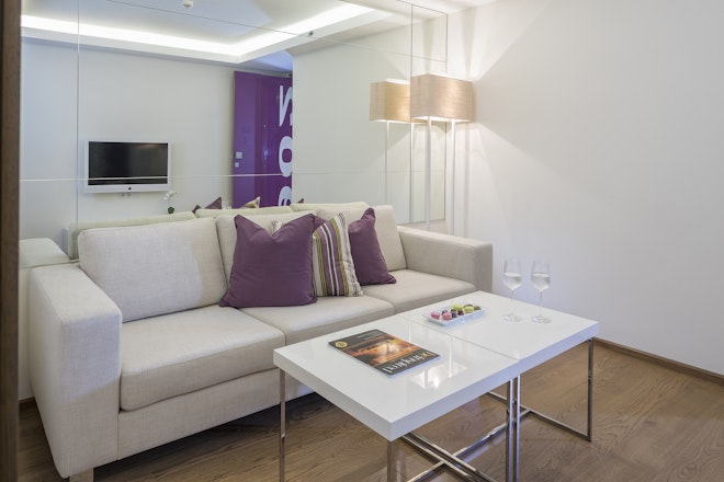 O Monot Suite Lounge