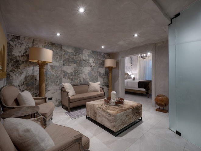 GRAN CRU HONEYMOON SUITE - LIVING ROOM