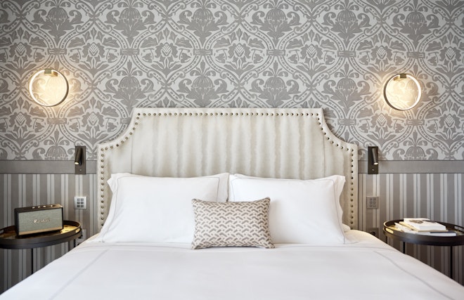 Junior Suite Sea Front with Balcony - Bedroom