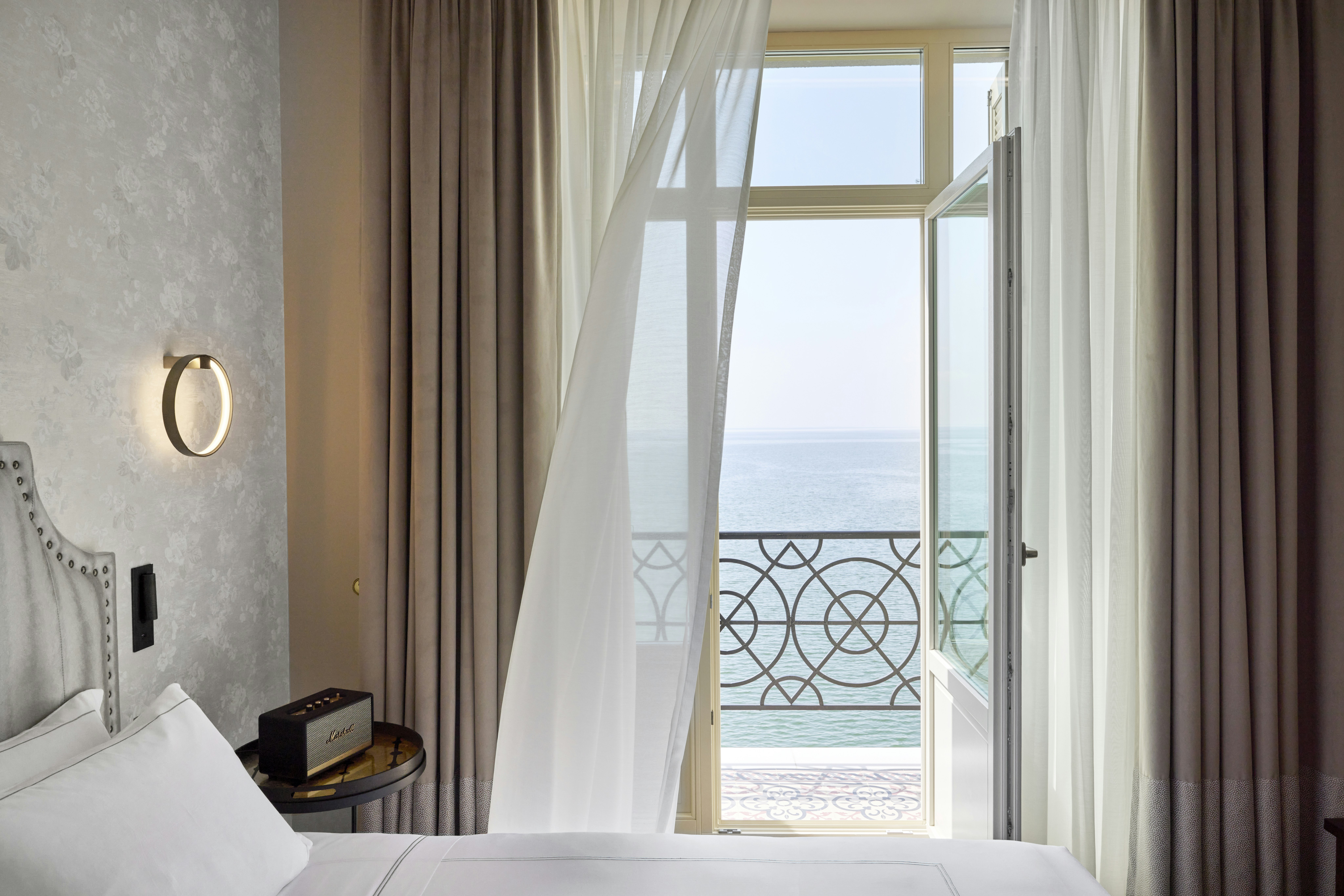 Junior Suite Sea Front with Balcony - Bedroom
